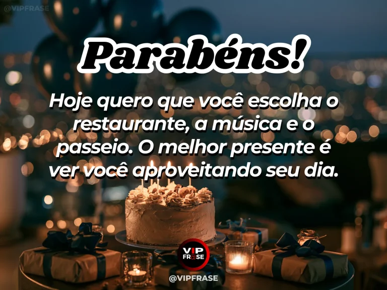 Mensagem de aniversário para namorado sobre felicidade, com mesa de restaurante festiva com flores e bolo.