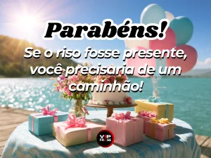 Mensagem engraçada de aniversário com presentes coloridos, flores, bolo e balões numa mesa ao lado da água.