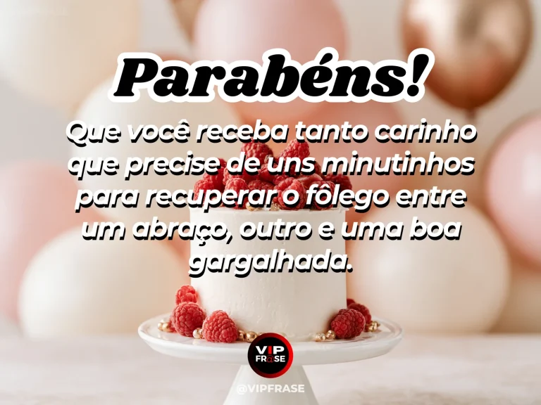 Mensagem de parabéns sobre receber muitos abraços, em imagem de bolo branco com framboesas e balões em tons suaves.
