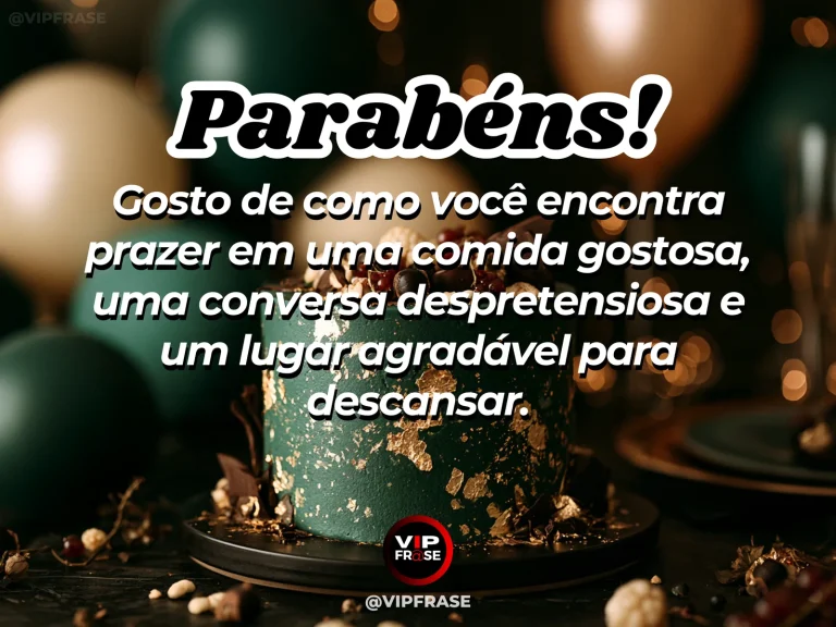 Mensagem de aniversário para namorado sobre felicidade, com mesa de jardim com café e bolo sob luz suave.