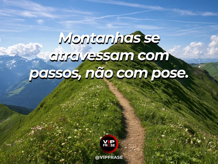 Frase de força sobre passos, não aparências, com trilha sinuosa de pedra atravessando grande cordilheira florida.