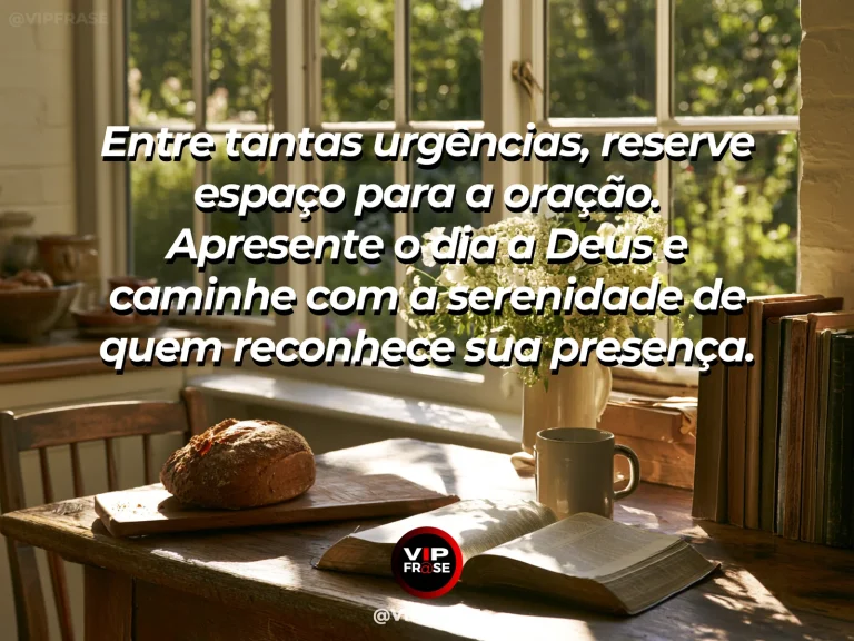Mesa junto de janela aberta para jardim vivo em arte sobre oração na rotina diária.