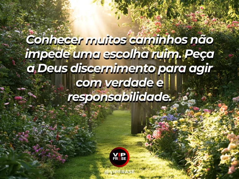 Mensagem de sabedoria sobre discernimento buscado em Deus, com capela simples iluminada por sol sobre bancos de madeira.