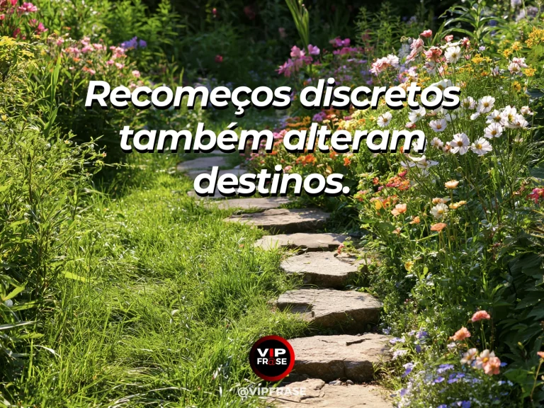 Frase sobre recomeço e pequenos recomeços de grandes mudanças, em cena de passagem discreta entre flores silvestres sob luz quente da tarde.