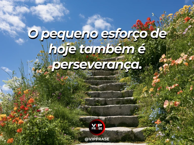 Mensagem de força sobre perseverança nos pequenos esforços, com escadaria de pedra entalhada na montanha.
