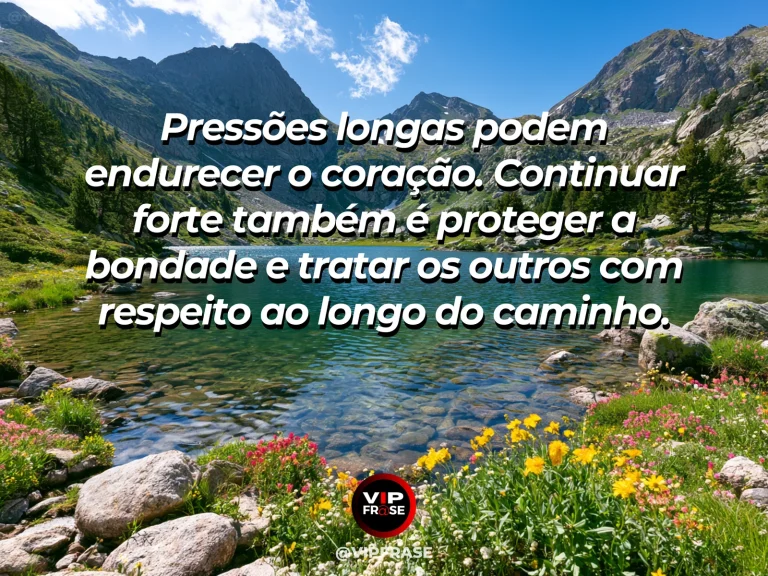 Mensagem de força sobre persistir sem perder a ternura, com leão caminhando em campo florido sob luz dourada.