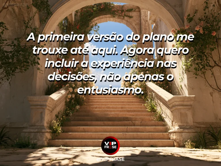 Mensagem sobre recomeço e usar experiência e entusiasmo equilibrados para planejar novamente, com prancheta sem letras sobre mesa e vista de colinas verdes ao sol.