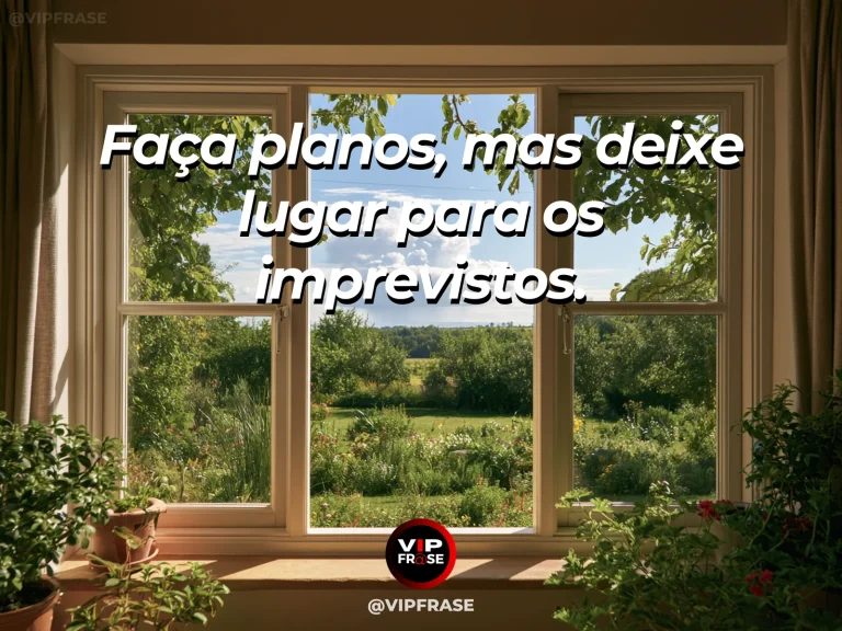 Mensagem de sabedoria sobre planejamento diante dos imprevistos, com caderno fechado perto de janela com céu variável.