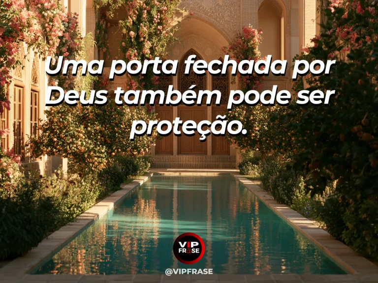 Frase sobre Deus com porta antiga de madeira fechada em casa mediterrânea iluminada, jardim florido e luz acolhedora.