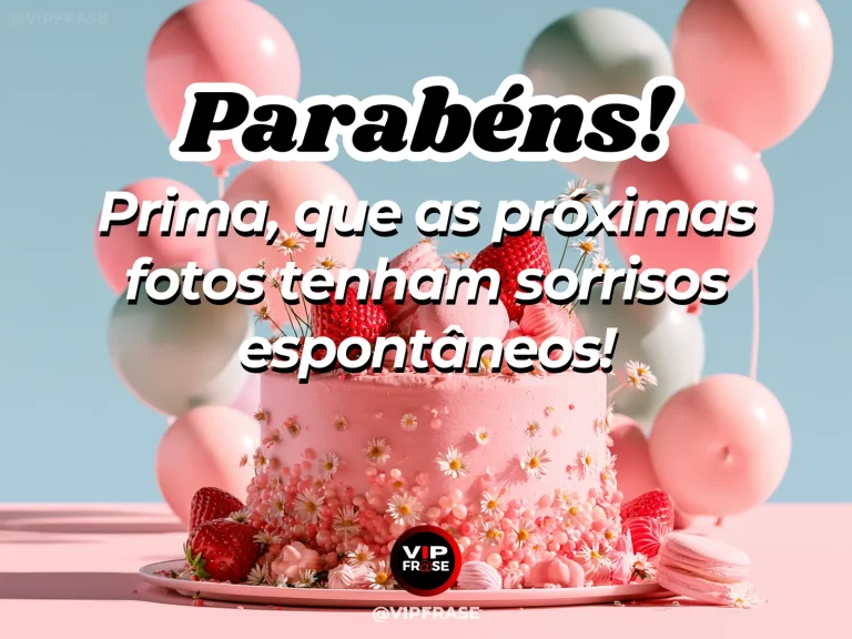 Mensagem de aniversário para prima sobre felicidade, com vintage instant camera beside birthday flowers and cake.