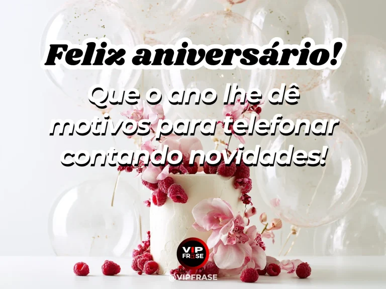 Mensagem de aniversário para prima sobre carinho, com wrapped gift and classic phone beside cheerful fresh flowers.