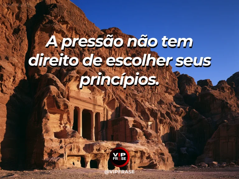Frase de força sobre princípios que resistem à pressão, com fortaleza de arenito erguida sobre uma montanha rochosa no Oriente Médio.