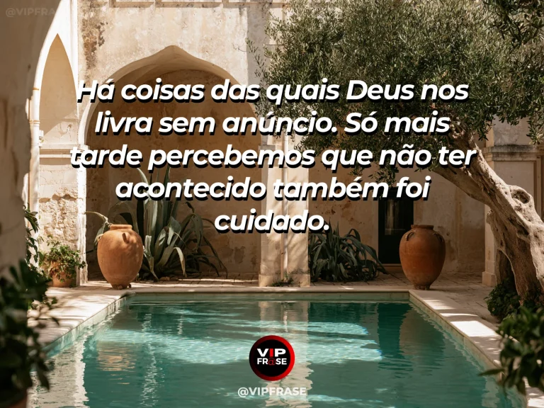 Frase sobre Deus com caverna costeira abrindo para um mar luminoso e céu azul, vista de dentro para fora.