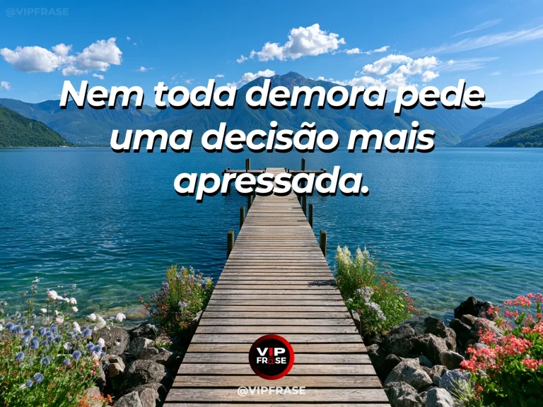 Frase de força sobre prudência no tempo da demora, com estrada sinuosa entre montanhas com nuvens começando a se abrir.