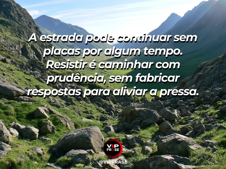 Frase de força sobre quando a estrada não dá certezas, com estrada de pedra sinuosa cruzando montanhas sem sinalização.