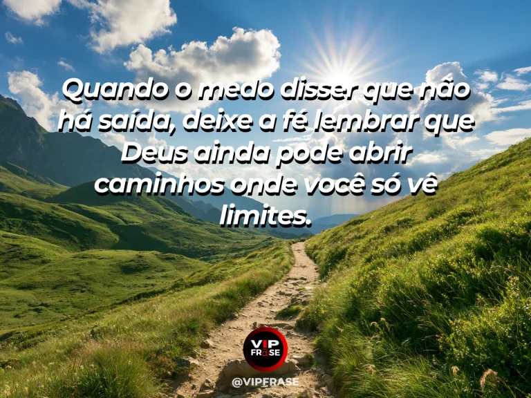 Frase de fé sobre coragem diante do medo, com trilha entre montanhas verdes saindo da neblina para um vale iluminado.