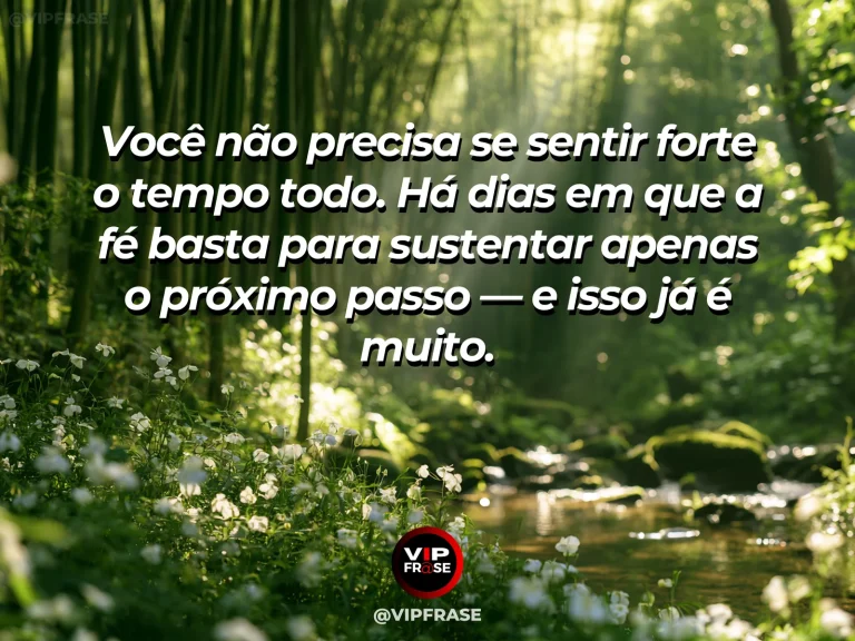 Frase de fé sobre acolhimento quando falta força, com praia de areia branca ao amanhecer, mar calmo e céu pastel.