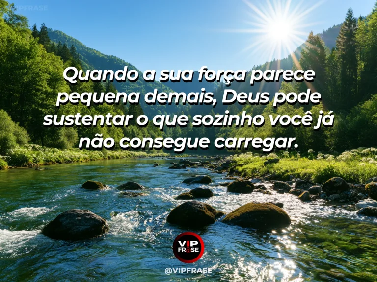 Frase sobre Deus com penhasco coberto de verde com ondas suaves abaixo e sol surgindo entre nuvens.