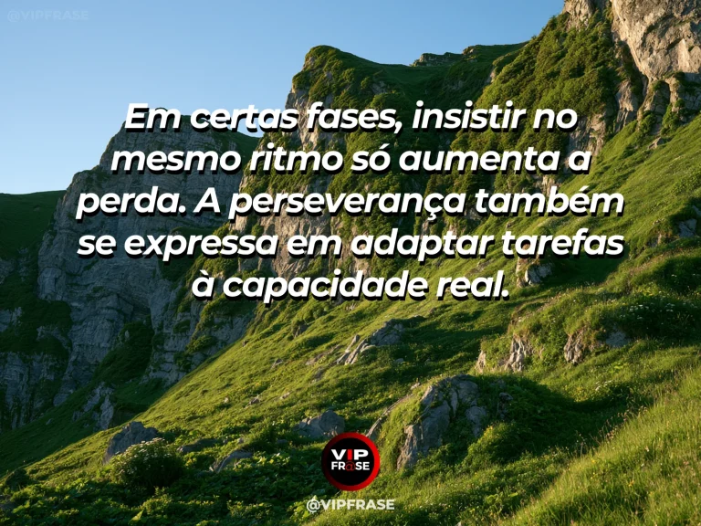 Frase de força sobre quando a força precisa mudar de forma, com estrada de montanha fazendo curvas suaves para subir até planalto verde.