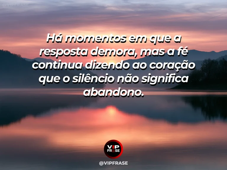 Frase de fé com lago silencioso com névoa suave e horizonte começando a clarear.