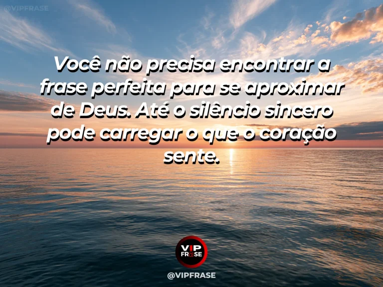 Frase sobre Deus com terraço silencioso ao amanhecer com vista para mar calmo, cadeira vazia e flores suaves.
