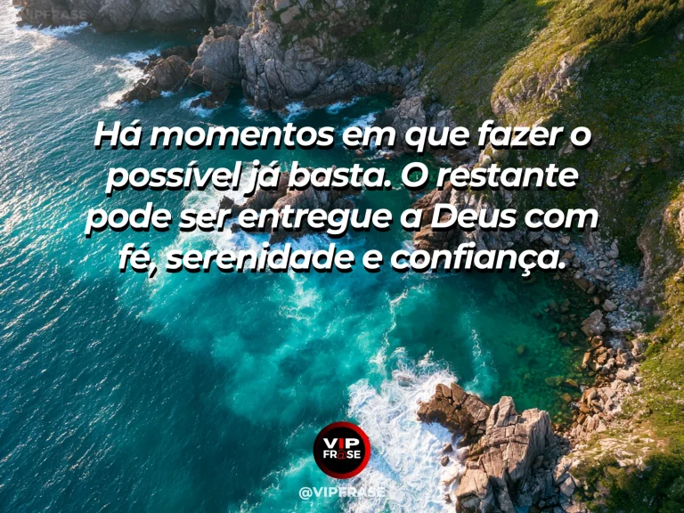 Frase sobre Deus com mirante no alto de montanhas com céu imenso e horizonte dourado, sem pessoas.