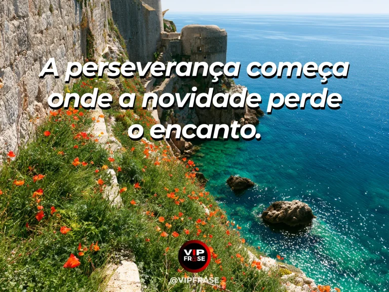 Mensagem de força sobre quando o entusiasmo passa, com antiga escadaria de pedra subindo montanha verde.