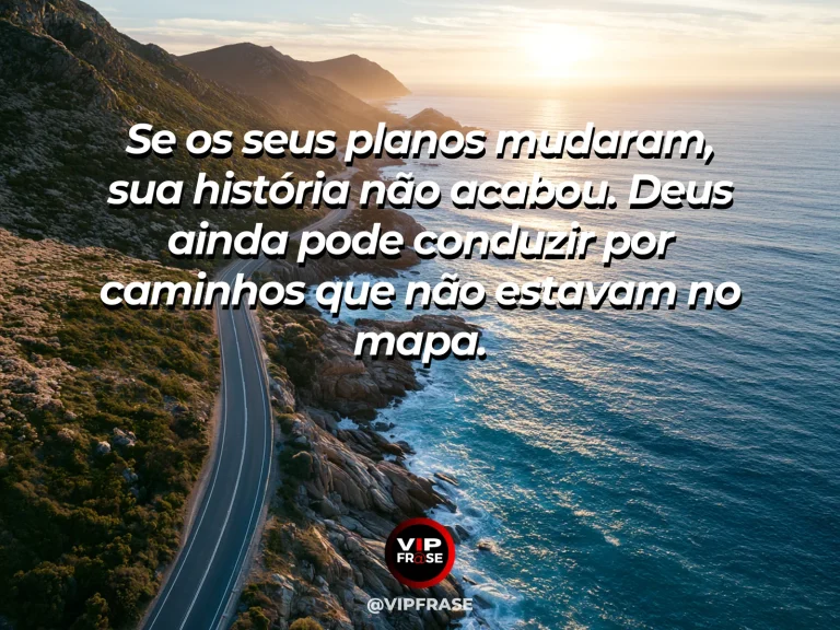 Frase sobre Deus com vista aérea de estrada costeira contornando falésias e mar azul intenso.