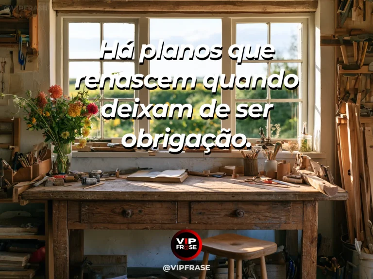 Frase sobre recomeço e quando os planos voltam a fazer sentido, em cena de prancheta com esboços vazios ao lado de flores frescas numa varanda acolhedora.