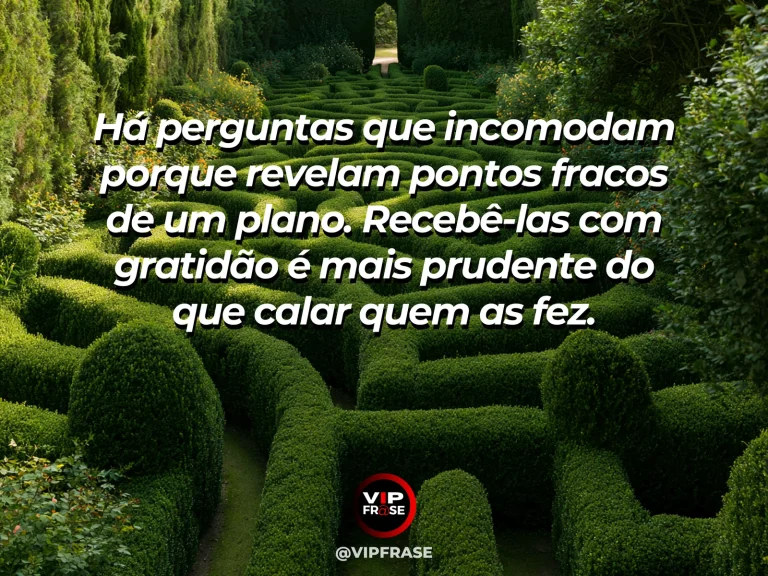 Frase de sabedoria sobre perguntas que aperfeiçoam planos, com projeto de jardim sem palavras sobre mesa e lápis de madeira.