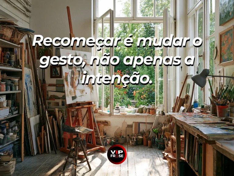 Frase sobre recomeço e recomeçar com atitudes diferentes, em cena de mãos ausentes, uma ferramenta artesanal diferente ao lado de objeto que acaba de ser remodelado sobre bancada clara.
