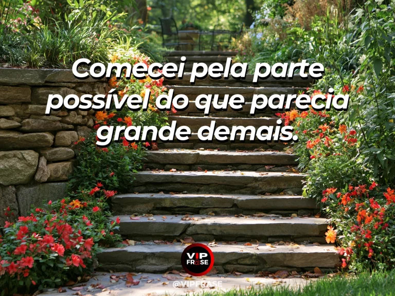 Mensagem sobre recomeço e começar novamente em pequenas etapas viáveis, com primeiros degraus de pedra subindo encosta florida sob céu claro.