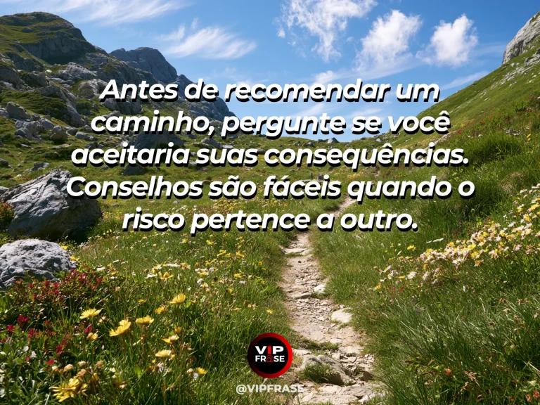 Frase de sabedoria sobre responsabilidade ao dar conselhos, com bifurcação de trilhas de montanha com corrimão de madeira.