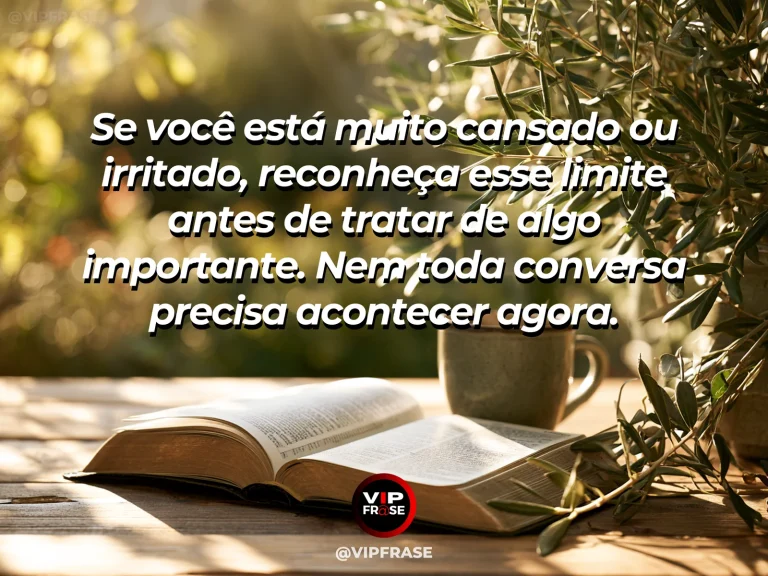 Mensagem de sabedoria sobre respeitar o próprio cansaço, com cadeira de leitura junto a janela com flores e copo de água.