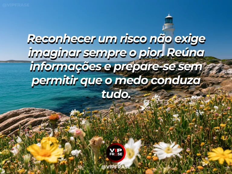 Frase de sabedoria sobre preparação diante de riscos, com farol branco na costa ensolarada com mar azul calmo.