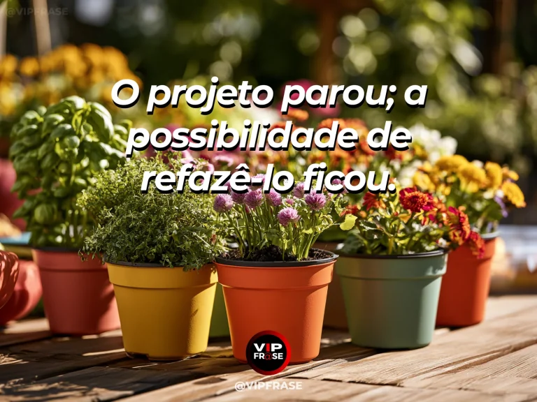 Mensagem sobre recomeço e reconstruir projeto interrompido sem perder a possibilidade, com bancada de madeira com vaso rachado restaurado e flores vivas.