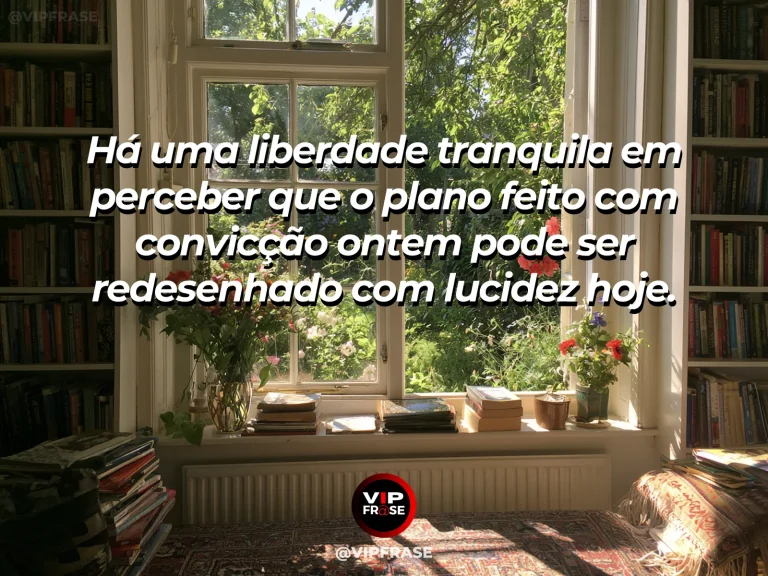 Frase sobre recomeço e redesenhar planos com maturidade, em cena de mesa de criação com projeto redesenhado sem palavras junto a janela florida.