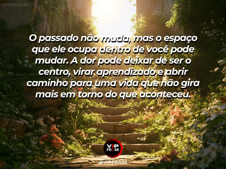 Mensagem de superação em pátio de pedra se abrindo para jardim luminoso, simbolizando a dor deixando de ocupar o centro.