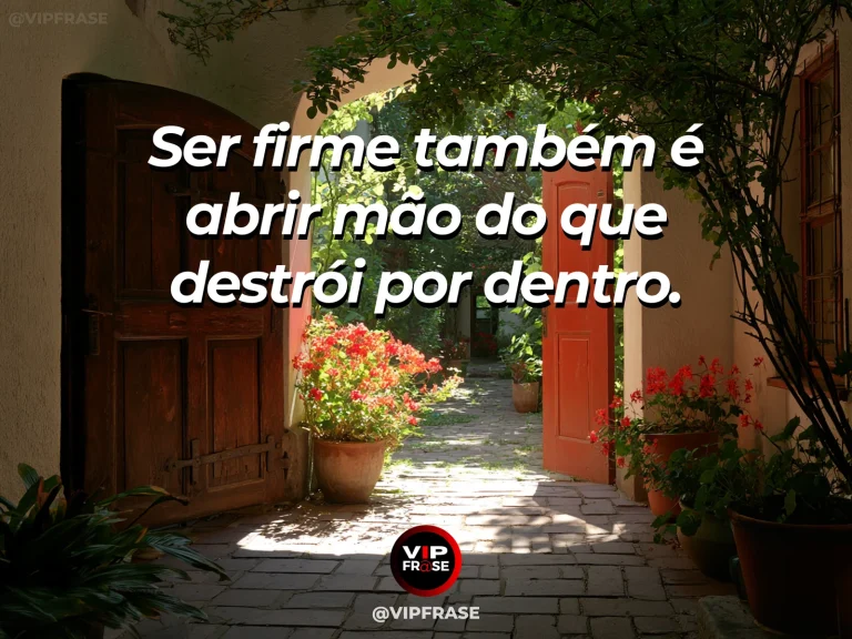 Mensagem de força sobre renúncia que preserva, com grande portão aberto numa fortaleza de pedra nas montanhas.