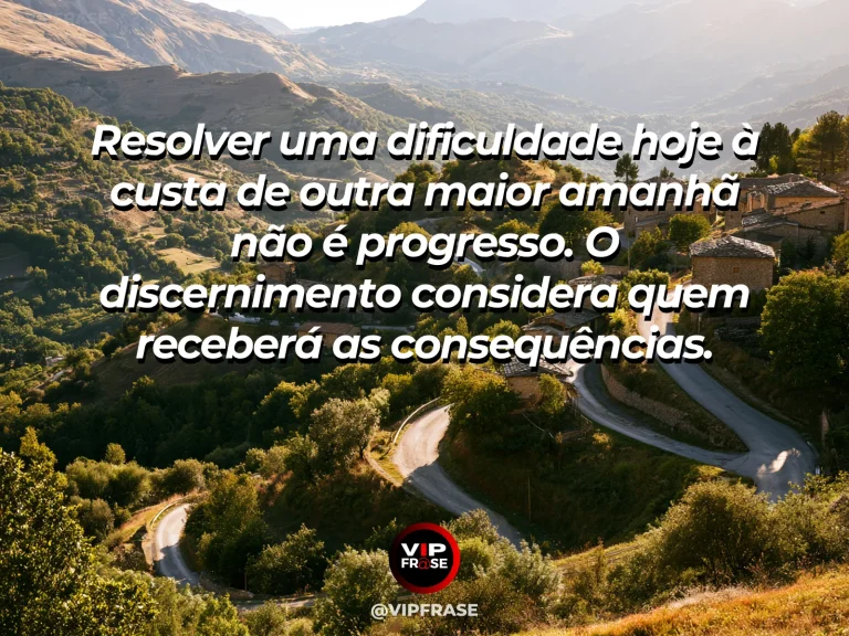Frase de sabedoria sobre consequências futuras de soluções imediatas, com caminho de colina iluminado com curva distante.