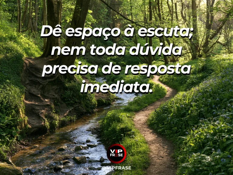 Mensagem de sabedoria sobre escuta atenta e calma, com banco de madeira junto a um riacho florido.