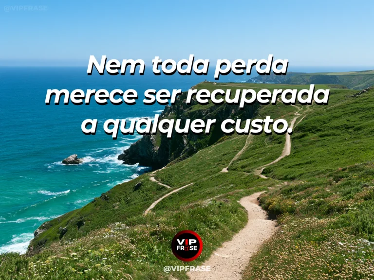 Frase de sabedoria sobre discernimento diante de perdas, com caminho à beira-mar seguindo em direção ao horizonte ensolarado.