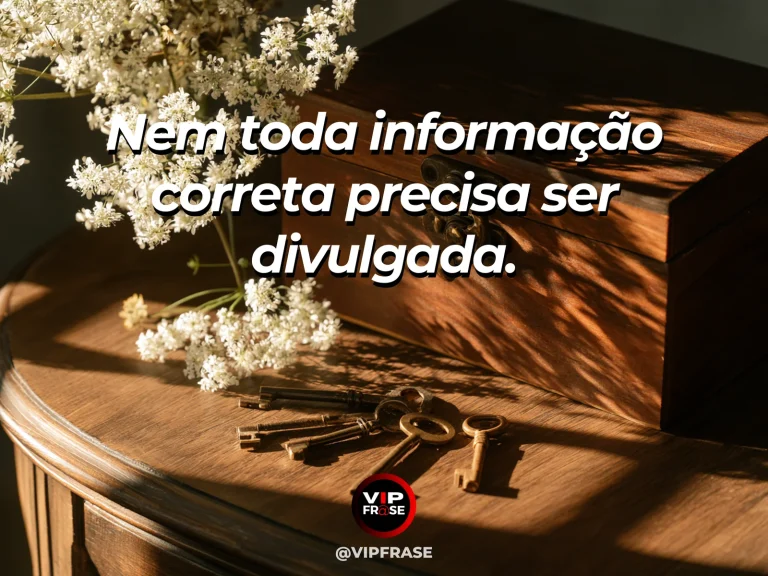 Frase de sabedoria sobre discrição ao compartilhar informações, com caixa de madeira fechada com chave ao lado de flores brancas.