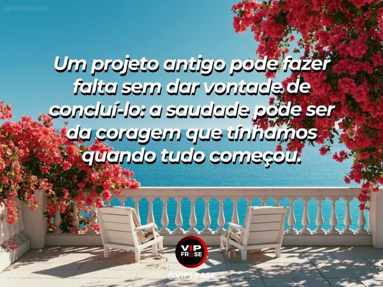Frase sobre saudade com caderno aberto com desenho abstrato sem letras ao lado de flores.