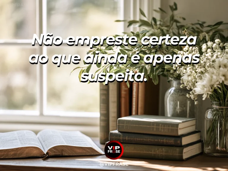 Frase de sabedoria sobre diferença entre suspeita e certeza, com livro aberto sem letras sob claridade, com lupa ao lado.