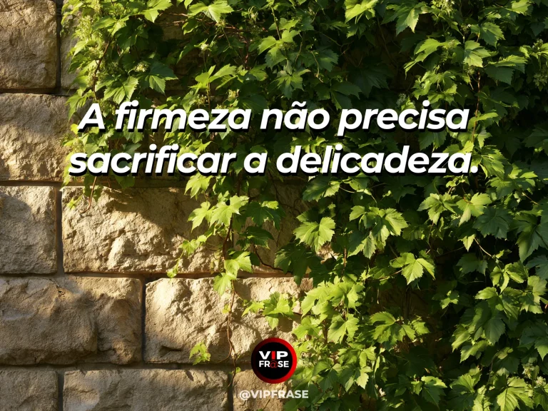 Frase de sabedoria sobre firmeza aliada à delicadeza, com rosas suaves crescendo junto a muro firme de pedra.