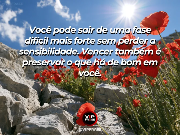 Mensagem de superação em flores delicadas junto a grandes falésias diante do mar, combinando força e sensibilidade.