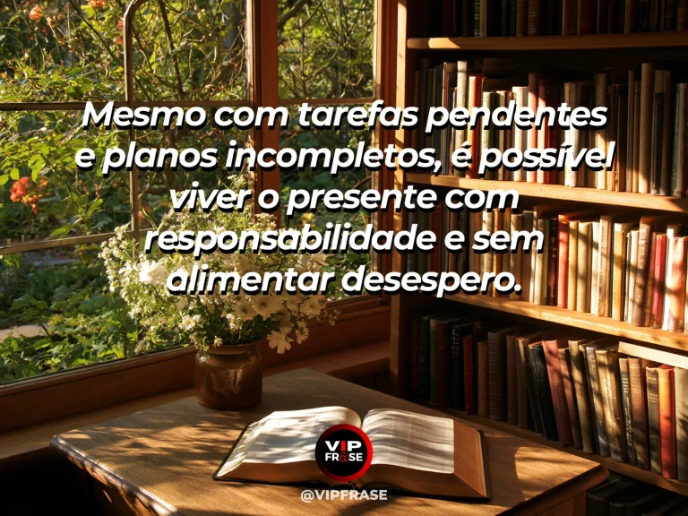 Arte com frase de paz sobre serenidade entre tarefas e planos pendentes, em cenário de mesa organizada com caderno, flores frescas e luz de janela.