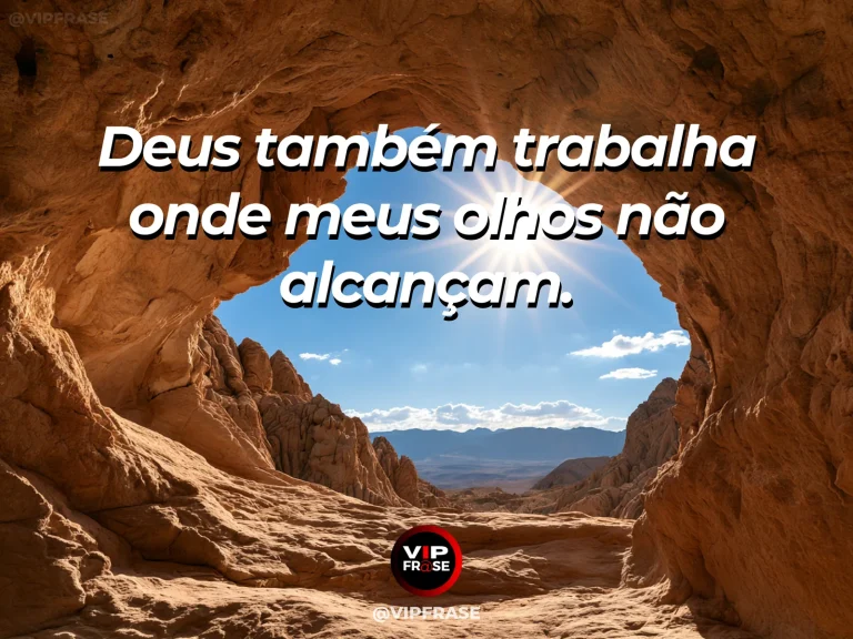 Arte com frase para status sobre confiança no cuidado de deus, com nascer do sol atrás de montanhas com raios dourados atravessando nuvens.
