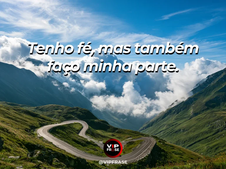 Arte com frase para status sobre fé acompanhada de atitude, com trabalhador cuidando de horta verde ao nascer do sol entre montanhas.